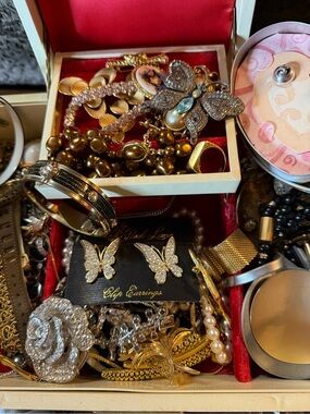 🎉🎂🎊Vintage ADDED items Signed Jewelry in  Buxton Box  139 pieces